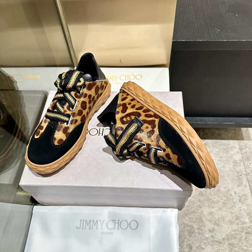 👟👟Ex-factory price 640👟👟 The new JIMMY CHOO, exclusively for sale, original large-soled casual white shoes, designed with the latest technology, strong three-dimensional effect👍The integration of multiple technologies, subverting fashion, super stylish! The combination is super beautiful. The original version is 1:1, versatile and trendy, both salty and sweet! New layout Size: 35-40